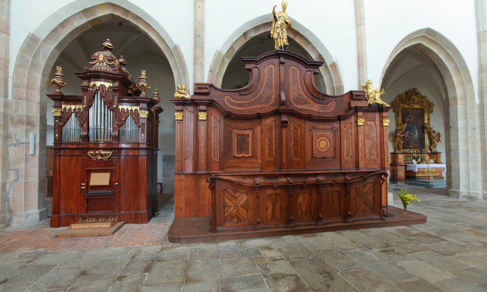 Staly s menšími varhanami v kostele Nanebevzetí Panny Marie, foto Petr Šebek Staly s menšími varhanami v kostele Nanebevzetí Panny Marie, foto Petr Šebek