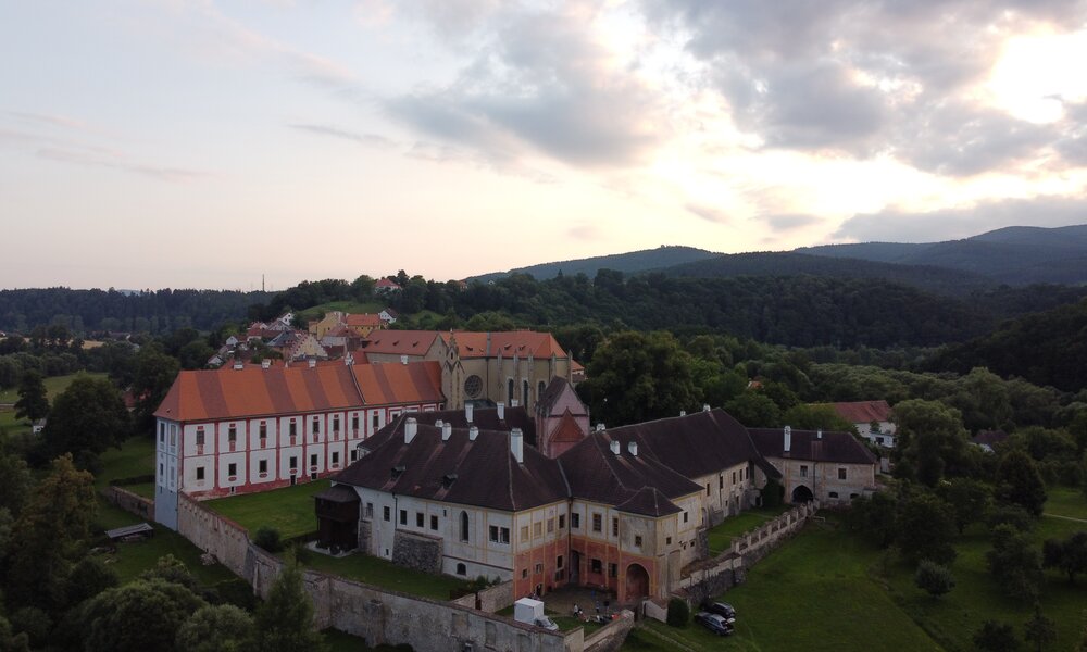 Večerní klášter, foto Jakub Koudela